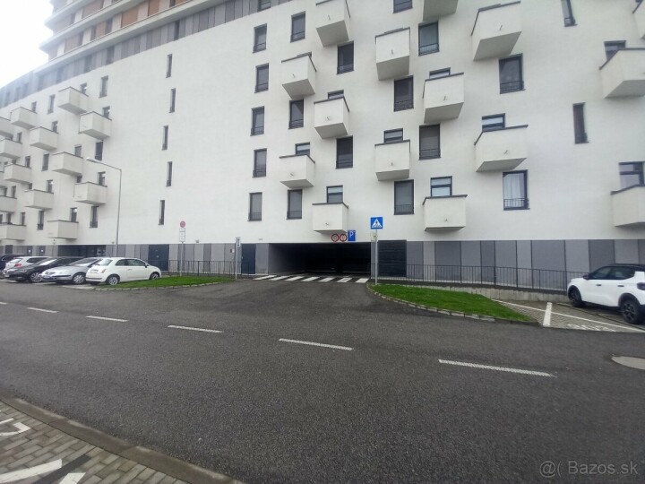 Prenájom garážového státia v bytovom dome A3, Petržalka