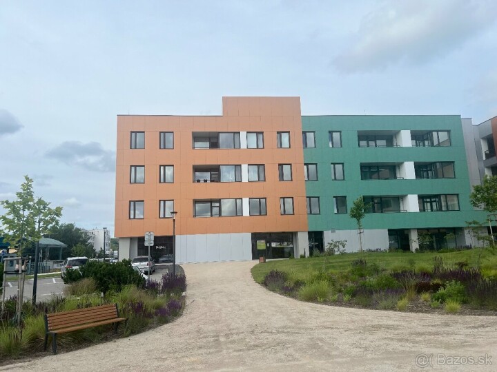 Parkovacie miesto na prenájom pri obytnom dome Nový Hlohovec