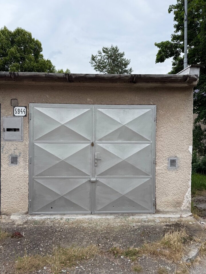 Na predaj murovaná garáž (20 m²) s elektrinou v NMnV