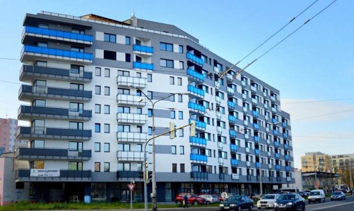Garážové státie na predaj v Bratislave, Uzbecká, 14m2, s elektrickou bránou