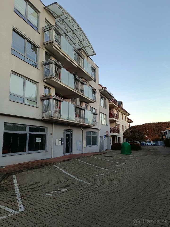 Vnútorné garážové státie na prenájom v bytovom dome na Belvederi