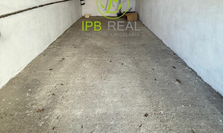 Predaj samostatnej garáže na Adámiho ulici v Karlovej Vsi