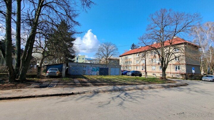 Garáž s montážnou jamou a 2 parkovacími miestami na prenájom v Martine