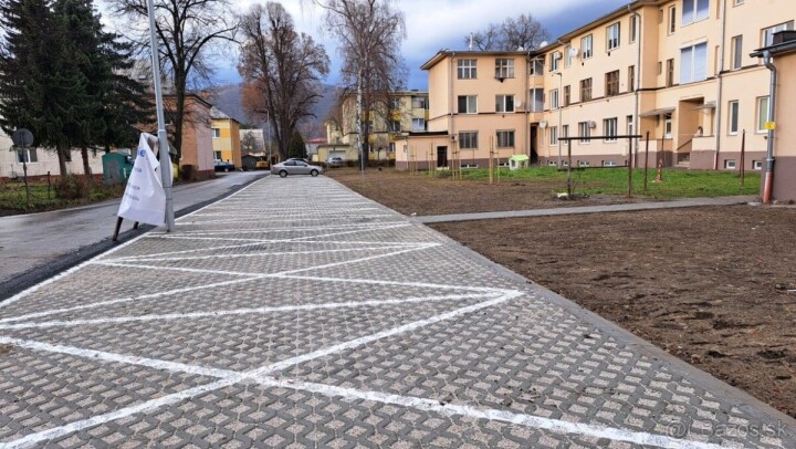 Na predaj parkovacie státia na Mierovej ulici v Považskej Bystrici
