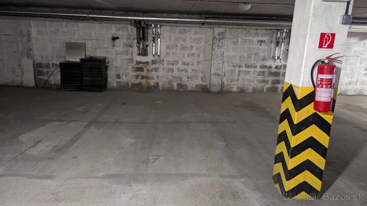 Prenájom garáže pre auto na Šustekovej ulici v Petržalke