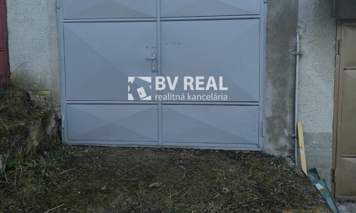 Na predaj murovaná garáž 21 m2 v Handlovej