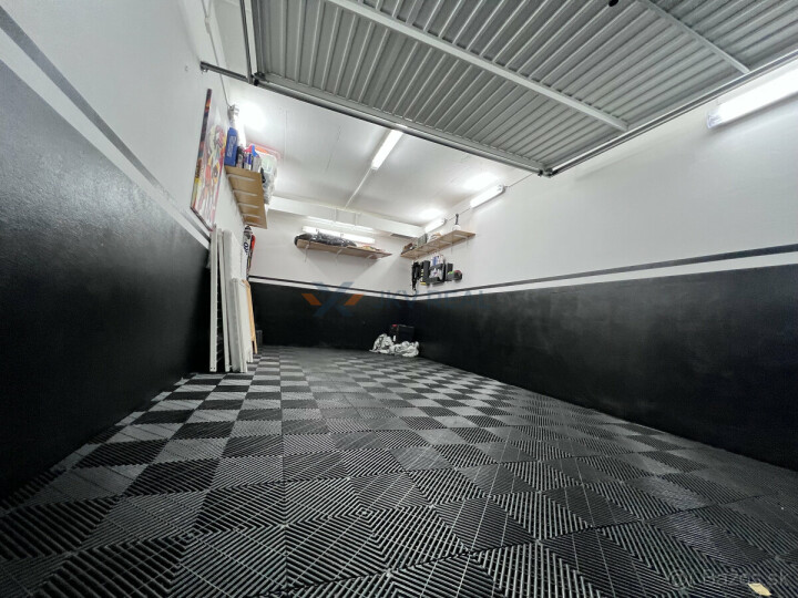 Predaj podzemnej garáže v Dúbravke - TOP stav a vybavenie