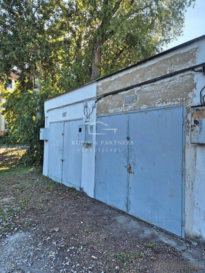 Garáž s montážnou jamou na ulici Odborárov v Komárne