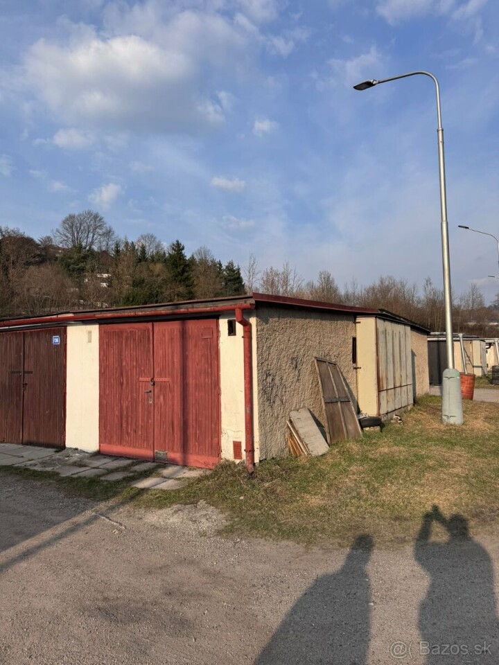 Priestranná garáž na predaj v Bysterci s elektrinou