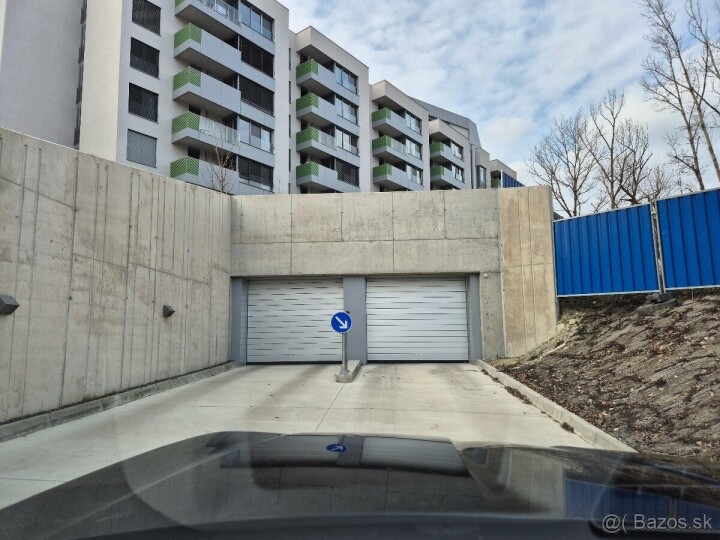 Prenájom garážového státia v parkovacom dome na Hanulovej ulici