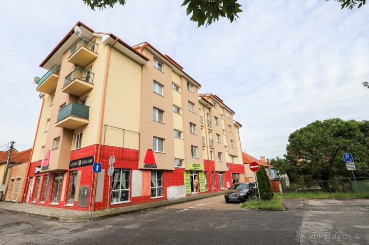 Parkovacie miesto na predaj v uzamknutom dvore v Dunajskej Strede