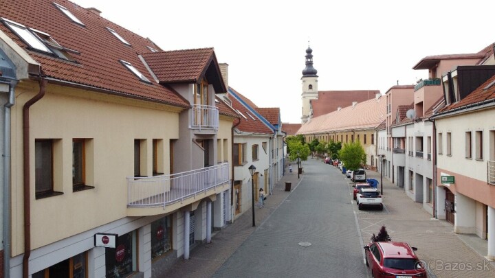 Prenájom uzatvorenej garáže pre 2 autá v centre Trnavy