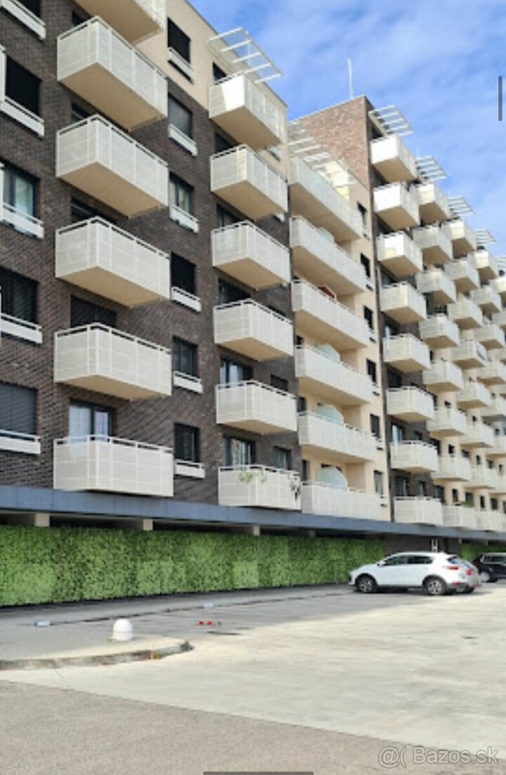 Prenájom vonkajšieho parkovacieho miesta v Galvaniho dvoroch