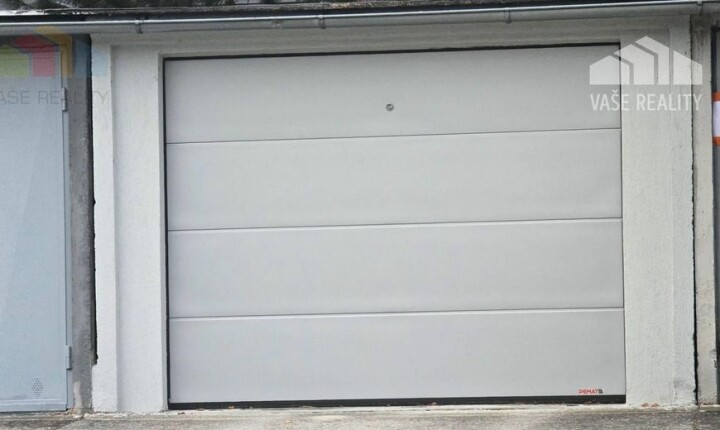 Priestranná garáž s prístreškom pre dve autá na predaj v Piešťanoch