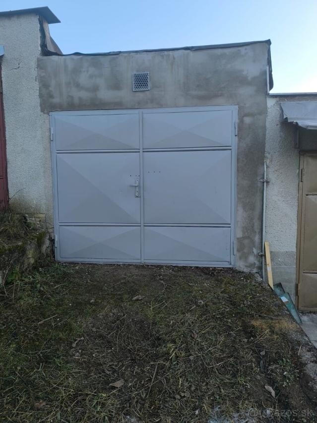 Predaj murované garáže v Handlovej s prístupom k vode a elektrine