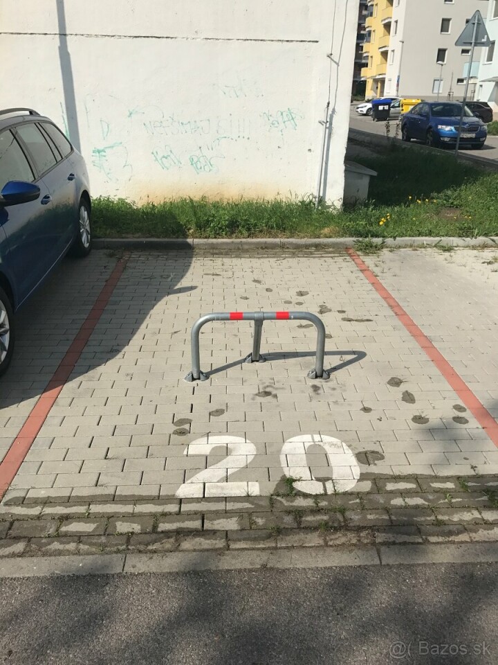 Parkovacie miesto na Potravinárskej ulici v Dúhovom bývaní