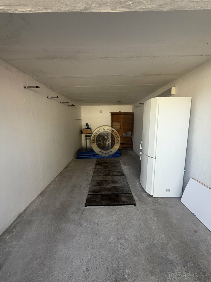 Na predaj garáž v Senici, časť Čáčov, s elektrinou a montážnou jamou