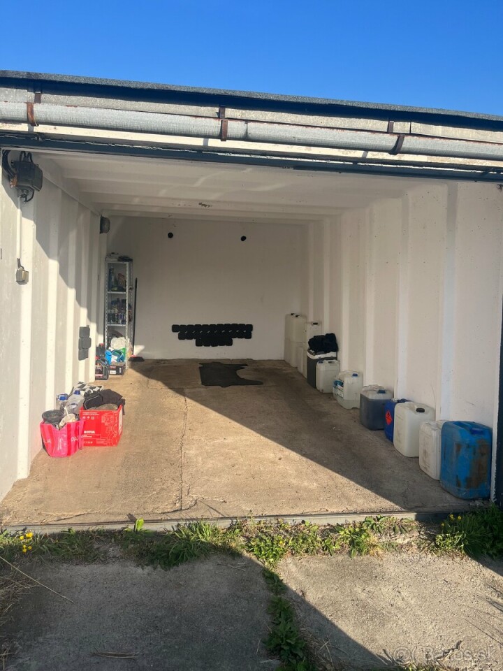 Predaj betónovej garáže s pivnicou na nábreží