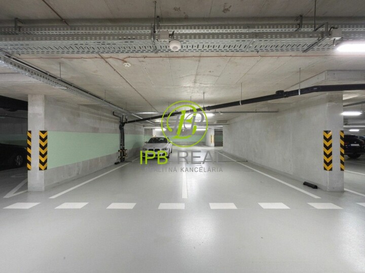 Predaj nadštandardného garážového státia v projekte Einpark, Pe