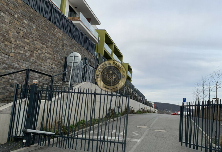 Na predaj priestranné garážové státie s pivnicou v Bratislave