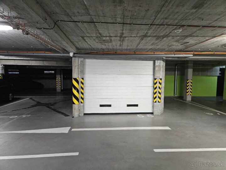 Na predaj priestranná garáž 21 m² v Bratislave – Petržalka, ul. Údernícka