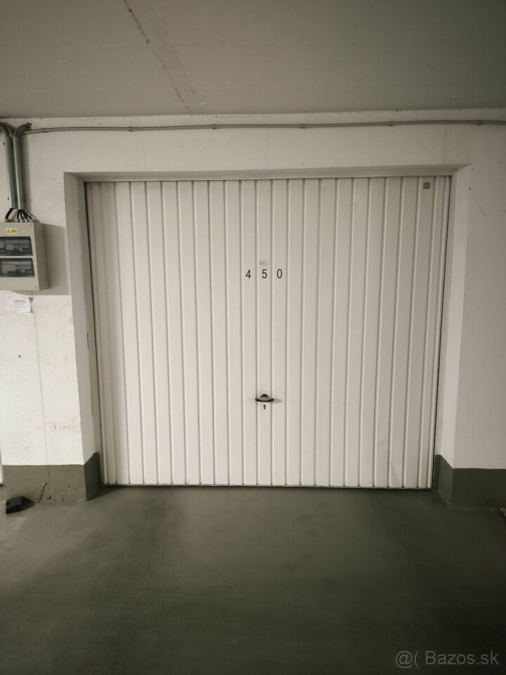 Na predaj murovaná garáž s elektrickým pohonom na Šustekovej 10, Bratislava