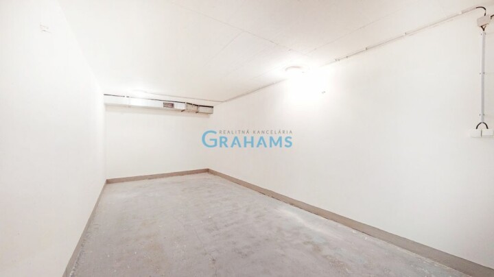Murovaná garáž s bránou na predaj, 22 m², Bratislava - Petržalka