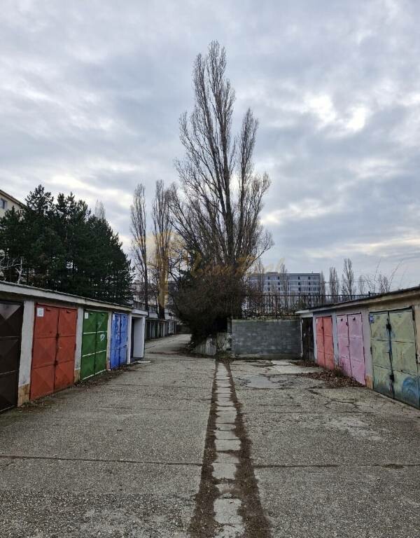 Na predaj garáž na Hagarovej ulici, BA III - Rača