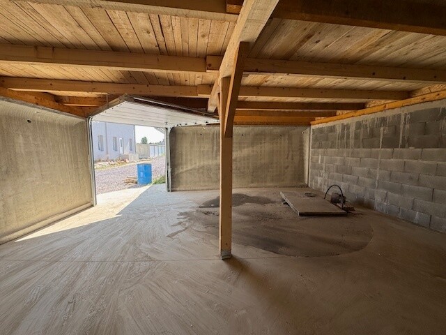 Prenájom priestrannej atypickej garáže v Sereďi