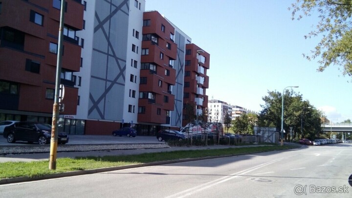 Prenájom parkovacieho státia v garáži na Lužnej 17