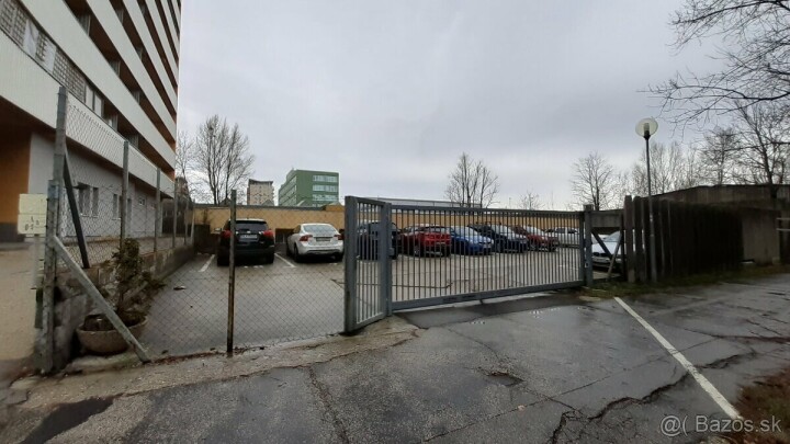 Na predaj uzamykateľný garážový box na Sekurisovej 14
