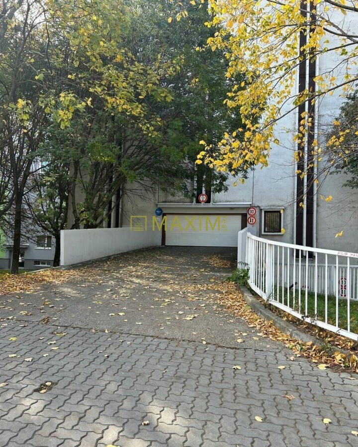 Predaj priestrannej garáže s pozemkom na Medveďovej ulici v Petržalke