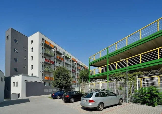Vonkajšie parkovacie miesto na prenájom v komplexe Apolis