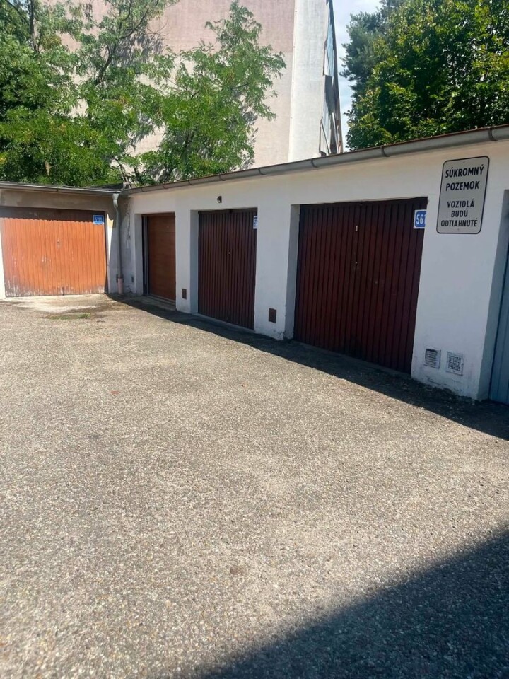 Predaj garáže s pozemkom na Púpavovej ulici v Karlovej Vsi