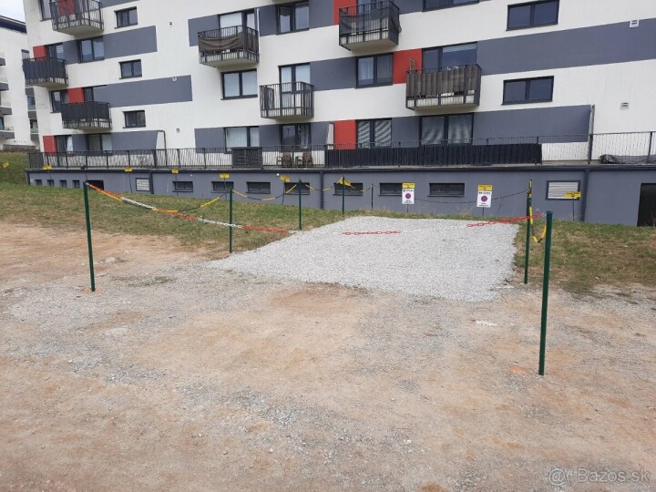 Prenájom vonkajších parkovacích miest na Komenského ulici, BB