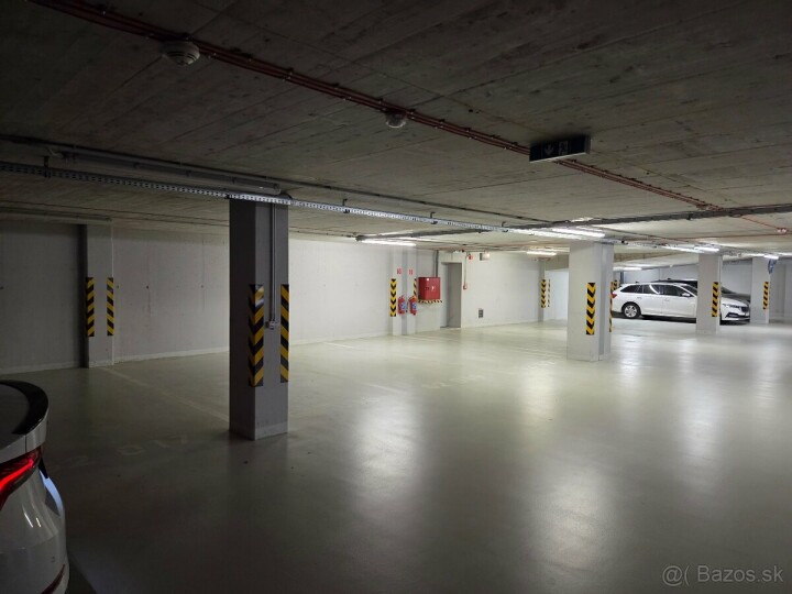 Na predaj garážové státie 12,4 m² na Jarabinkovej ulici