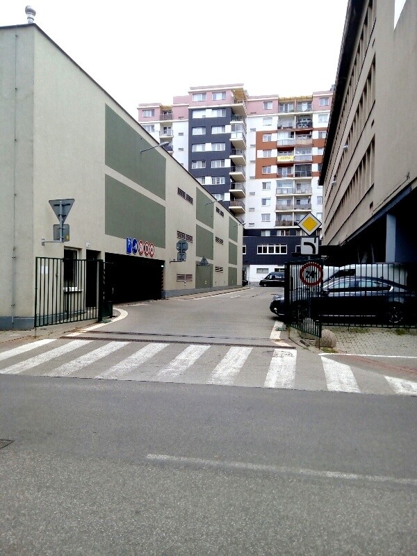 Prenájom vnútorného parkovacieho miesta na Mraziarenskej ulici s bezpečnostnou službou