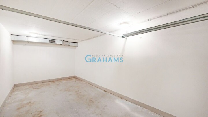 Murovaná garáž s bránou na predaj, 22 m², Bratislava - Petržalka