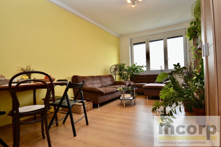 Široké garážové parkovacie miesto na predaj v novostavbe Jarabinky