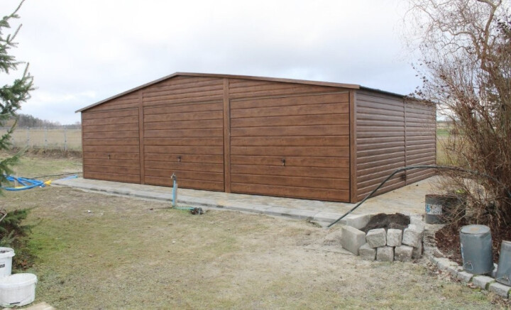 Predaj garáže 9x5 m s orechovou farbou