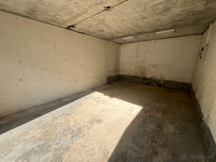 Priestranná garáž na predaj s elektrinou