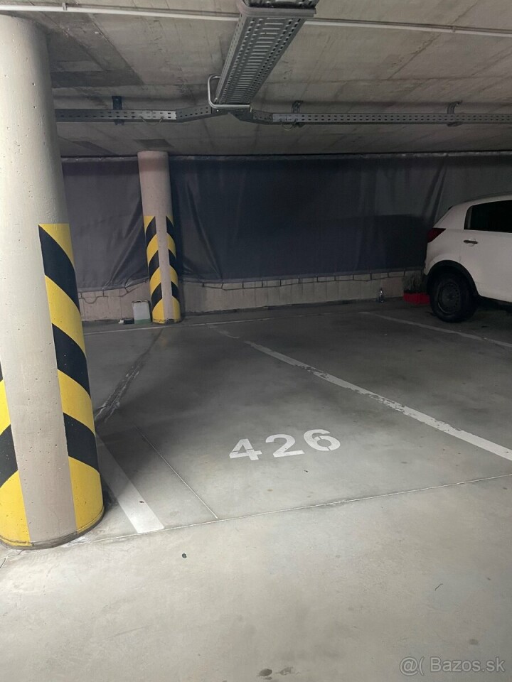Prenájom priestranného parkovacieho miesta v garáži na Bajkalskej