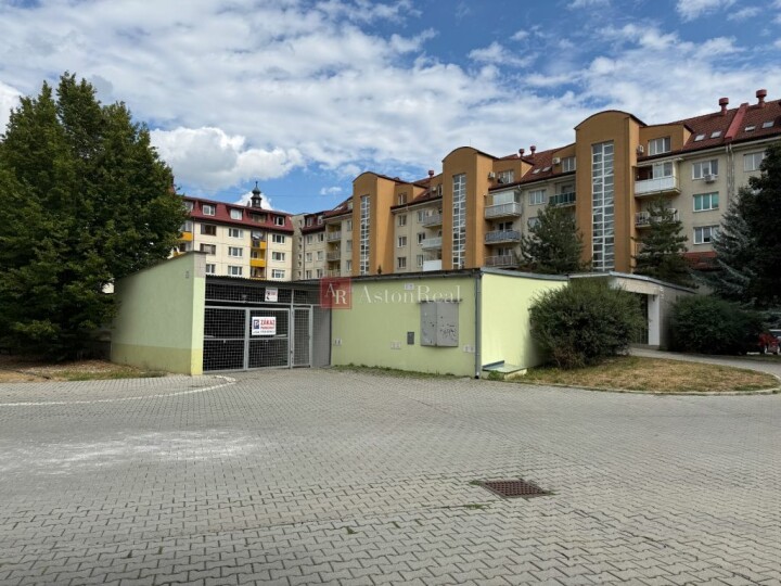 Prenájom garáže v uzavretom parkovacom dome v Púchove
