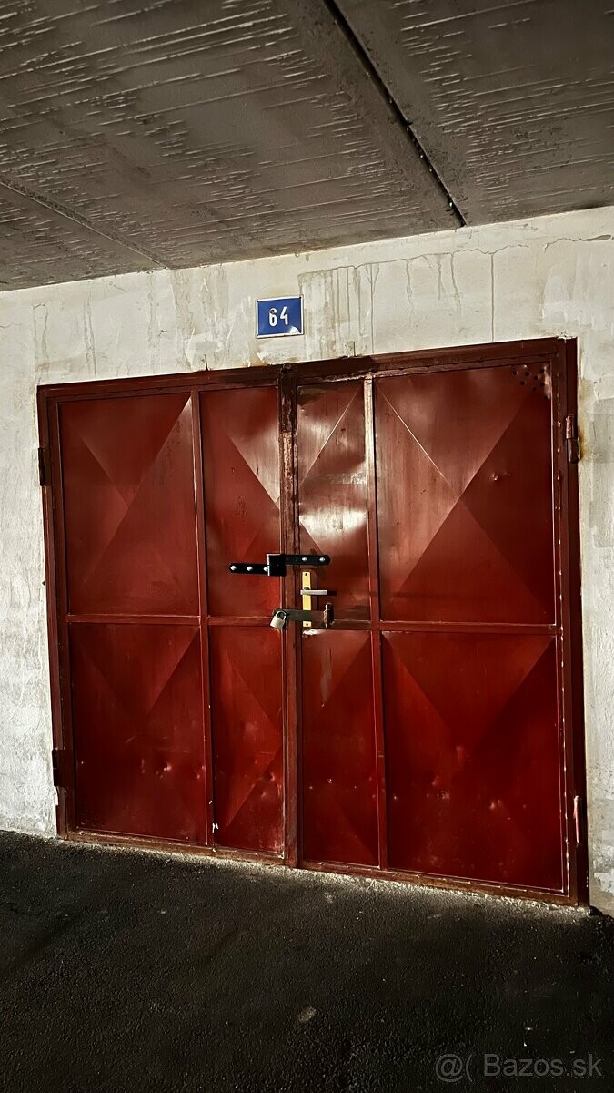 Prenájom garáže s elektrinou - 18m2 v garážovom dome