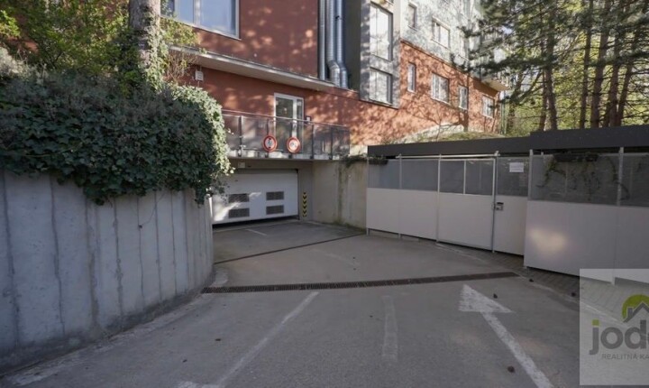 Na predaj samostatná garáž v Lamači na Malokarpatskom námestí