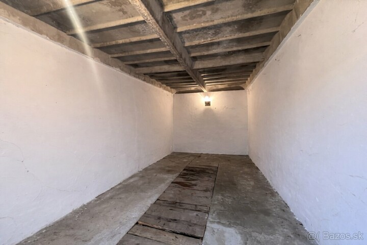 Samostatná garáž v Bratislave s elektrinou a montážnou jamou