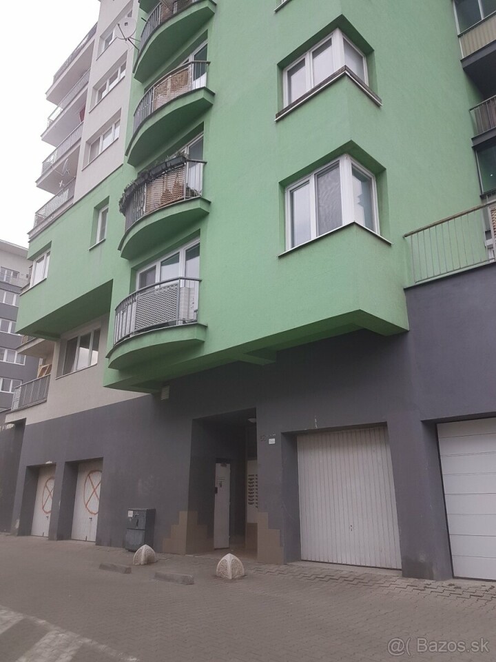 Garáž na prenájom na Kazanskej ulici s elektrinou