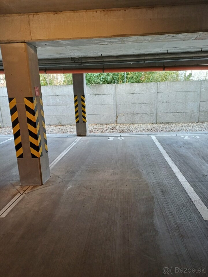 Prenájom krytého parkovacieho miesta na Vietnamskej 47
