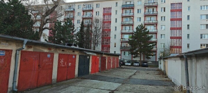 Na predaj garáž s elektrinou pri obytnom dome na Habúrskej ulici