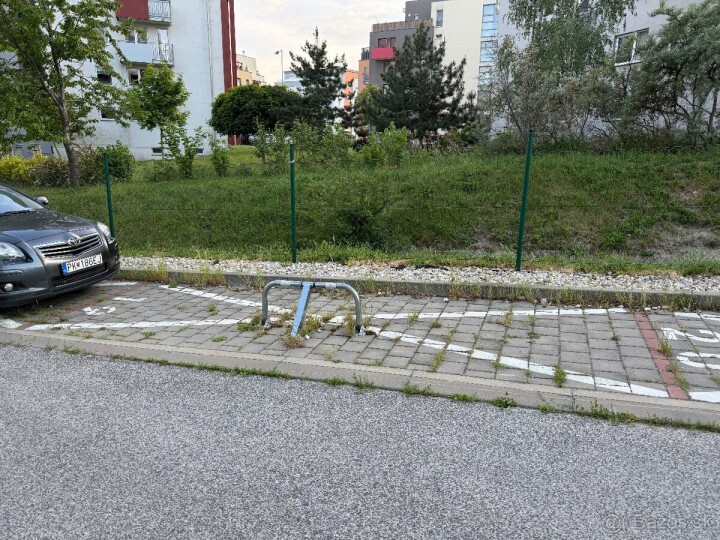 Parkovacie miesto na prenájom s uzamykacou rampou v Rači